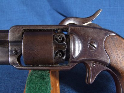 Pues este es un revolver de bolsillo, C.R.Alsop debio de ser su fabricante y su calibre .31. Este modelo 31
