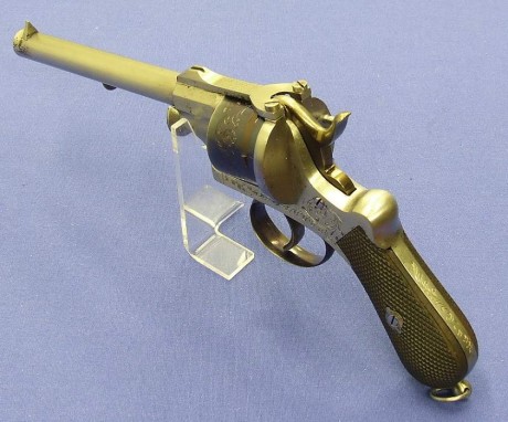 Voy a colocar unas fotos de un arma larga alemana de llave de mecha del siglo XVI. 171