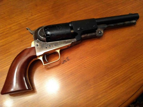 Hola a todos de nuevo

No sé si alguien tendrá la solución pero mi Colt Dragoon modelo 2 (Uberti) tiene 30