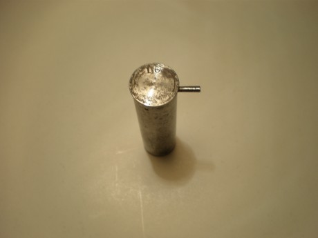 Aqui os pongo un cartucho de artesaría del sistema lefaucheux hecho por un tornero. Es de metal y en centro 02