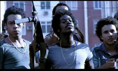 Compañeros,

En vista de las ganas de algunos (Elcafe, Wilcow, Vrakk, etc) por adivinar armas de películas 80