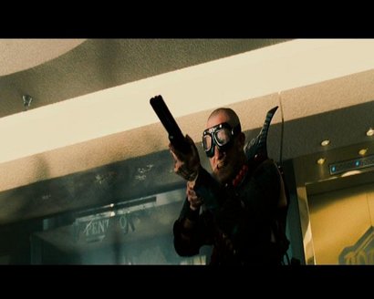 Compañeros,

En vista de las ganas de algunos (Elcafe, Wilcow, Vrakk, etc) por adivinar armas de películas 90