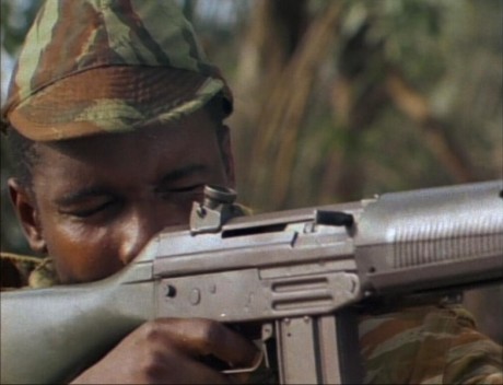 Compañeros,

En vista de las ganas de algunos (Elcafe, Wilcow, Vrakk, etc) por adivinar armas de películas 50