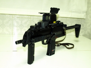 Todos los que vamos viniendo por aquí tenemos varias armas y réplicas. Armas que además nos esforzamos 10