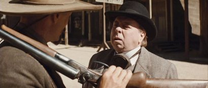 Compañeros,

En vista de las ganas de algunos (Elcafe, Wilcow, Vrakk, etc) por adivinar armas de películas 80