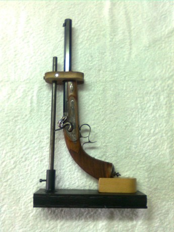 Hola a todos:
Os pongo unas fotos del soporte que me he fabricado para cargar muestras armas cortas.
Se 01