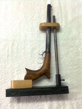 Hola a todos:
Os pongo unas fotos del soporte que me he fabricado para cargar muestras armas cortas.
Se 00