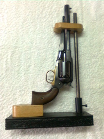 Hola a todos:
Os pongo unas fotos del soporte que me he fabricado para cargar muestras armas cortas.
Se 10