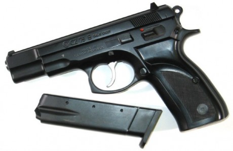 Hola, una armería (de confianza) me vende este modelo de cz75 por 250 euros. Se que es un modelo viejuno, 00