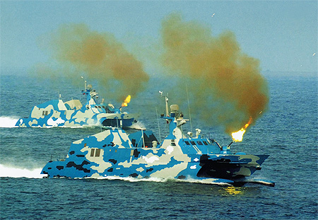 Entiendo que este camuflaje para entornos marítimos tiene su cosa, pero en vehiculos?

En la armada: 10