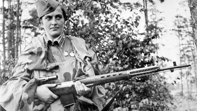 armas mujeres francotiradoras Lyudmila Pavlichenko empunando un SVT 40