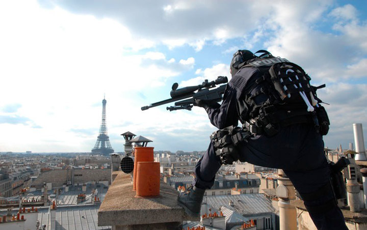 armas rifles tirador designado Francotirador policial en un tejado
