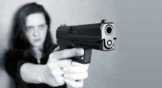 mujer pistola arma corta
