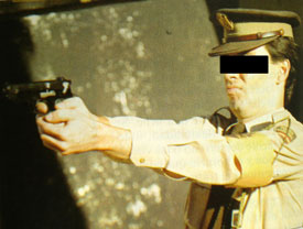 policia_apuntando